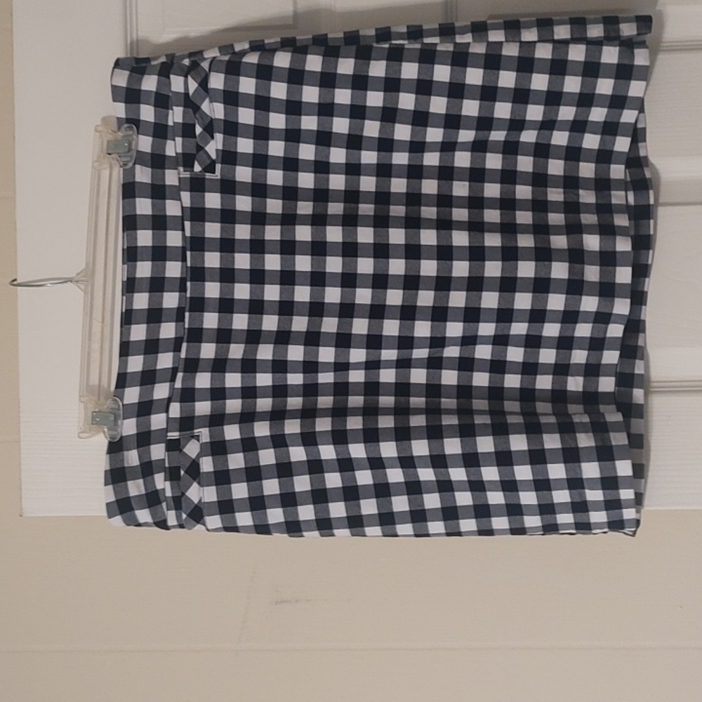 Kim Rogers Black and White Checkered Skort. Two small Pockets In the front.